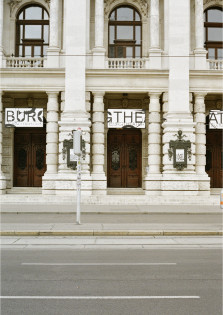 Außenfassade des Burgtheater mit neuem Schriftzug zum Spielzeitstart 2019/20