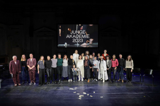 Alle teilnehmenden der Jungen Akademie 2022/23 stehen bei der Abschlusspräsentation gemeinsam auf der Bühne des Kasino