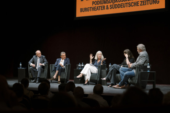 Podiumsdiskussion "Aufwachen, bevor es wieder finster wird"