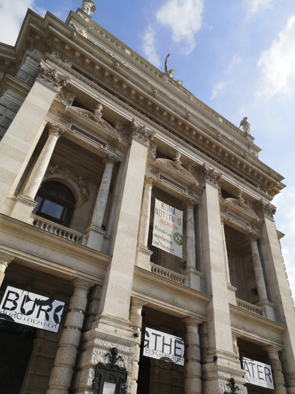 Das Plakat der Aktion Fridays for Future auf der Fassade des Burgtheaters