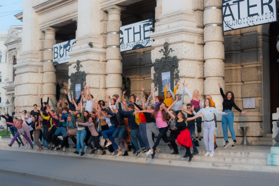 Gruppe vor Burgtheater 2 BTS