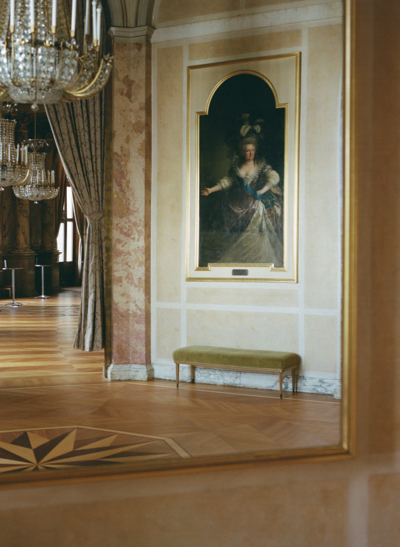 Pausenfoyer mit Gemälde im Burgtheater