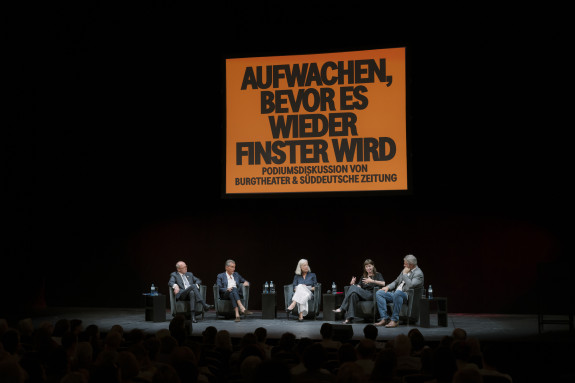 Podiumsdiskussion "Aufwachen, bevor es wieder finster wird"